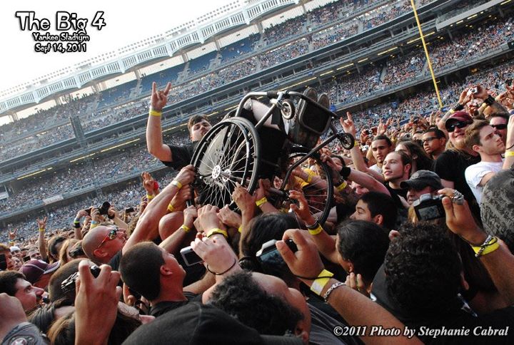 Crowd surfing con silla de ruedas en concierto de los Big 4